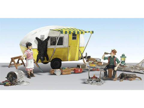 HO Ma & Pa's Trailer Haven - Assembled - AutoScenes(R) -- Camper, Figures & Accessories