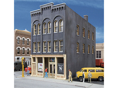 HO Derry's Pub -- Kit - 3-1/2 x 6-1/8 x 6" 8.8 x 15.5 x 15.2cm