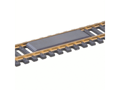 HO C83 Delayed Uncoupler, Between the Rails